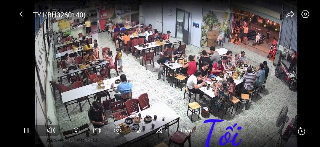 Buổi tối quán Bánh Canh O Choa vẫn kín người