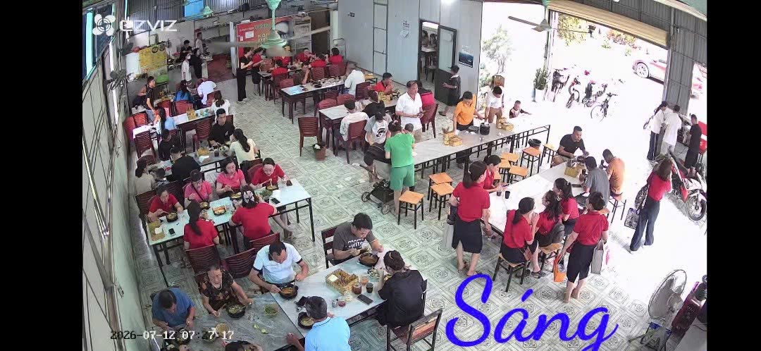 Đoàn khách mặc áo đỏ tới ăn đông kín quán Bánh Canh O Choa buổi sáng