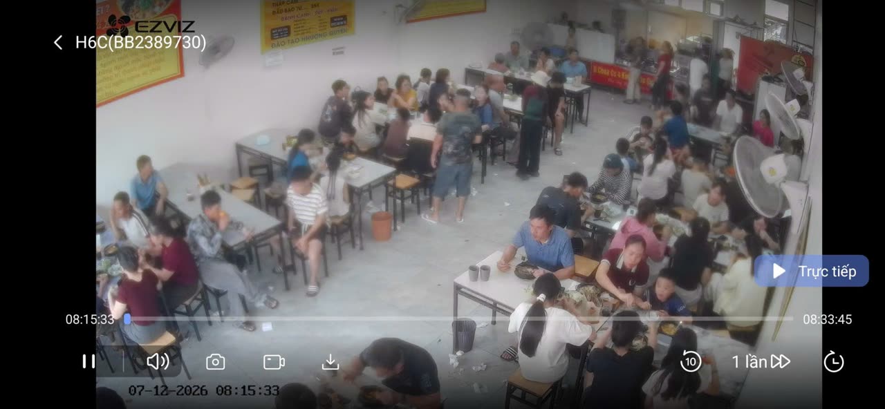 Quán Bánh Canh O Choa đông kín hai dãy bàn nhìn từ camera an ninh